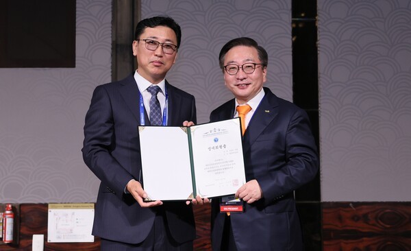 진성곤 대웅바이오 대표(왼쪽)가 대한신경외과학회 추계학술대회에서 명예회원증을 받고 권정택 대한신경외과학회 이사장과 기념촬영을 하고 있다.