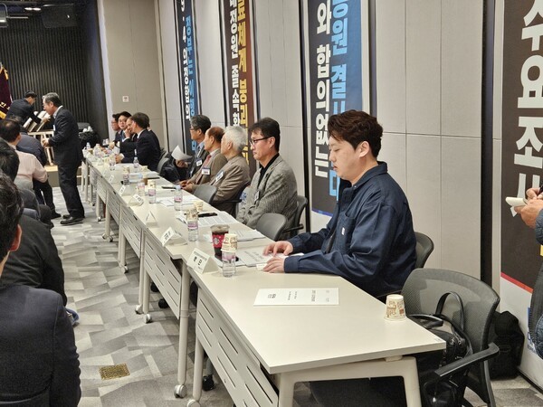 불신임안 대상인 임현택 회장(좌)과 임 회장의 사퇴를 요구하고 있는 박단 대전협 비대위원장(우)