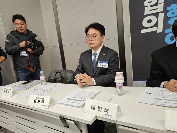 임현택 회장은 임시총회 개시를 앞두고 깊은 생각에 빠져 있다.