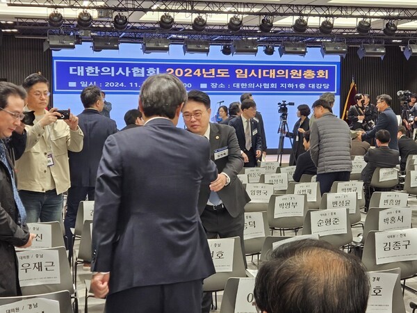 임현택 회장이 임시총회를 앞두고 대의원들과 인사를 나누고 있다.