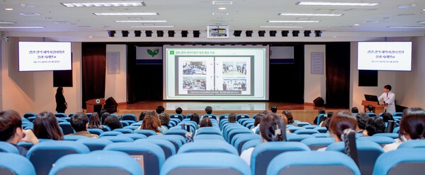 권용재 아동보호위원장(강릉아산병원 소아외과 교수)이 강원 광역 새싹지킴이 병원 성과 사례를 발표하고 있다.