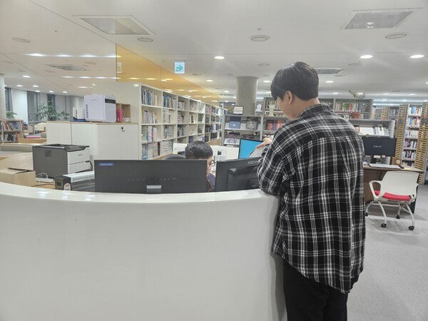 건강보험심사평가원 도서관 회원이 ‘책바다 서비스’를 이용하고 있다 (제공 : 건강보험심사평가원)