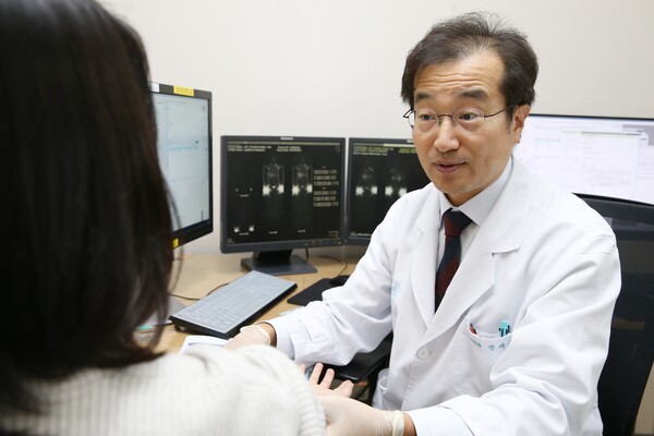 서울아산병원 재활의학과 전재용 교수가 유방암 수술 후 림프부종이 발생한 환자를 진료하고 있다.