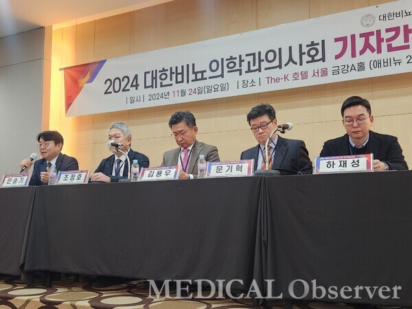 대한비뇨의학과의사회가 24일 더케이호텔 서울에서 2024년 추계학술대회 열고 기자간담회를 가졌다. (좌측부터 민승기 보험부회장, 조정호 보험부회장, 김용우 회장, 문기혁 학술부회장, 하재성 총무이사)