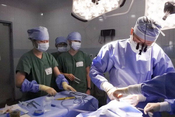 서울아산병원 성형외과 서현석 교수(오른쪽 첫 번째)가 인도네시아 베라스타기 주민에게 지방종 제거 수술을 시행하고 있다.