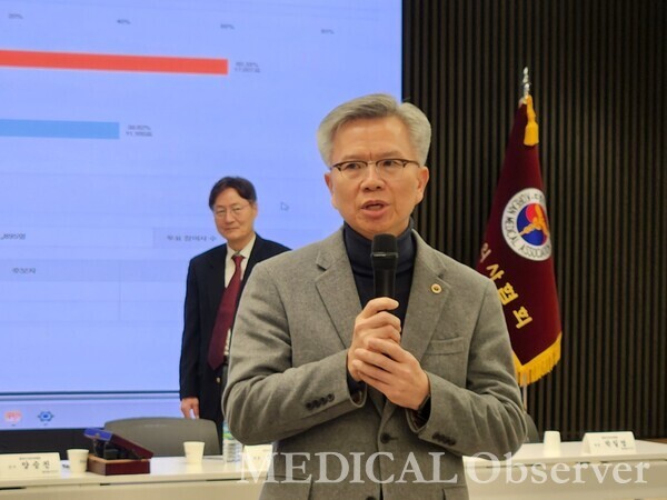 8일 제43대 대한의사협회 회장 선거 결선투표에서 당선된 김택우 신임 회장이 당선소감을 말하고 있다.