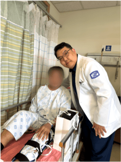 가톨릭대 의정부성모병원 김마루 교수(외상외과)가 자신이 치료한 환자와 기념사진을 찍고 있다.