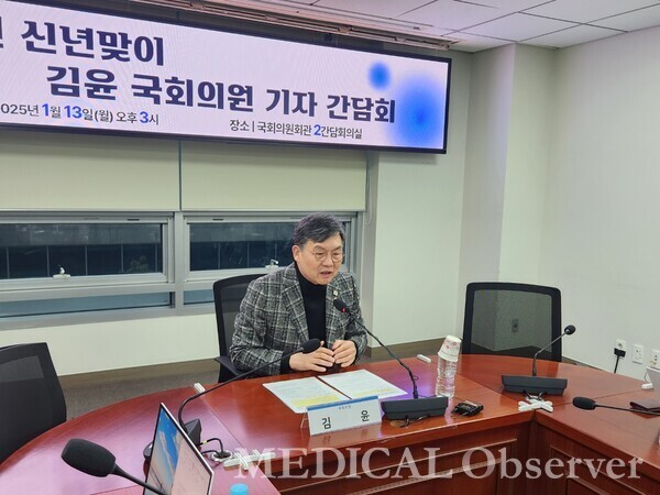 13일 국회 의원회관에서 더불어민주당 김윤 의원이 신년맞이 기자간담회를 진행했다.