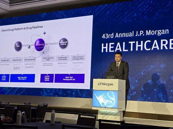 서진석 셀트리온 경영사업부 총괄 대표이사가 14일(현지시간) 미국 샌프란시스코에서 개최된 '2025 JP모건 헬스케어 콘퍼런스'의 메인트랙에서 발표를 진행하고 있다.