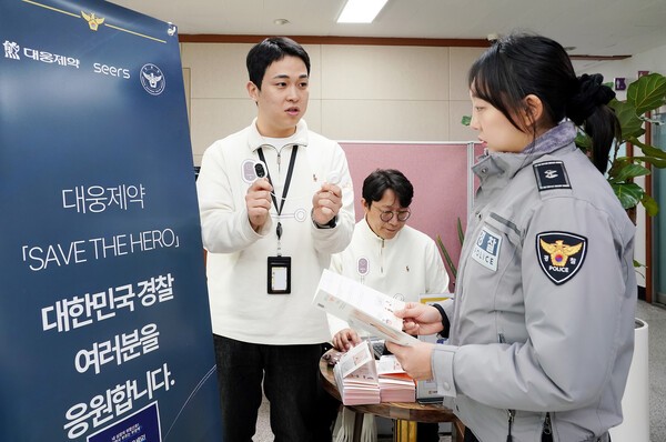 용산경찰관 소속 경찰관들이 심전도 검사에 앞서 모비케어에 대한 설명을 듣고 있다.