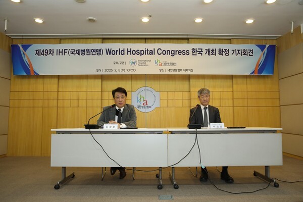 (왼쪽부터) 대한병원협회 이왕준 부회장 겸 KHC조직특별위원장, 박승일 부회장 겸 국제학술위원장