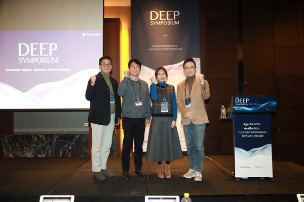 딥 심포지엄에 참가한 연사들이 기념 촬영을 하고 있다. 왼쪽부터 한승호 이대서울병원 교수, 손무현 청담FnB의원 원장, 김소은 다산더올림의원 원장, 최호성 피어나클리닉 원장.