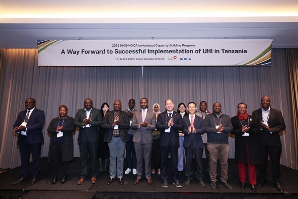 국민건강보험공단 현재룡 기획상임이사(앞줄 오른쪽에서 5번째)와 탄자니아 단기 연수 참가자들이 기념촬영을 하고 있다.