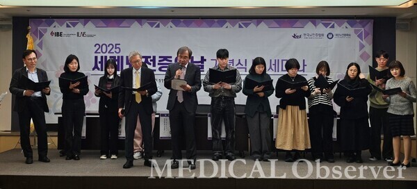 한국뇌전증협회 김흥동 회장(성균관의대 소아청소년과 석좌교수) 외 참석자들이 '뇌전증 환자 권리헌장'을 선포하고 있다. 