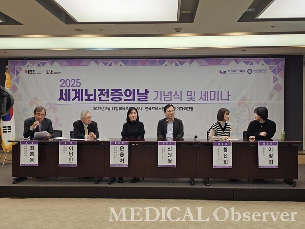 (왼쪽부터) 김흥동 교수, 명지병원 이병인 교수(신경과), 윤송이 교수, 신원철 교수, 퍼플즈 황선희 활동가, 이명희 활동가