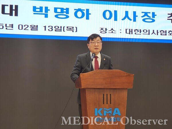 대한의사협회의료배상공제조합 박명하 신임 이사장이 13일 대한의사협회관에서 취임식을 가졌다.