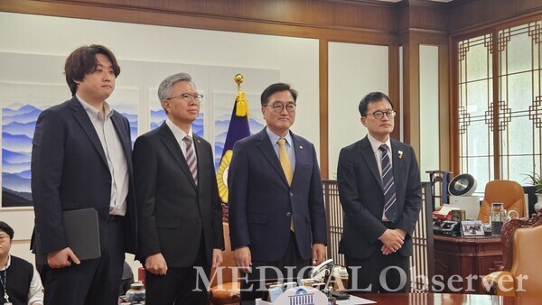 대한의사협회 김택우 회장과 대한전공의협의회 박단 대전협 비대위원장이 17일 국회를 방문해 우원식 국회의장과 박주민 보건복지위원장을 면담했다.