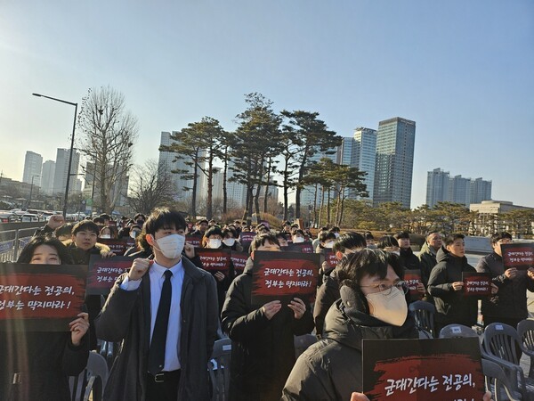 전국 사직전공의들이 22일 용산 국방부 정문 앞에서 연기 조치 철회를 촉구하는 집회를 열었다.