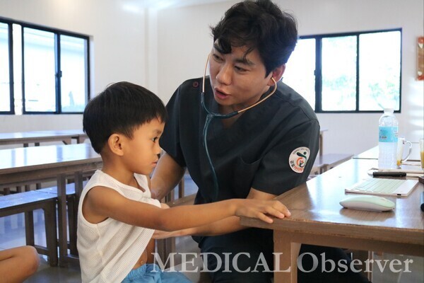김포제일아이병원 이홍준 원장이 지난 17~20일 필리핀 고아원을 찾아 코피노를 비롯한 아이들에게 의료 봉사를 진행했다.