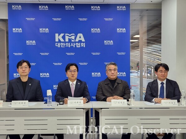 대한의사협회가 지난달 28일 기자간담회를 열고 정부의 비급여 관리 및 실손보험 개혁방안에 대한 철회를 촉구했다. 왼쪽부터 의협 이재만 정책이사, 이태연 실손보험대책위원장, 이성근 대변인, 이봉근 보험이사.