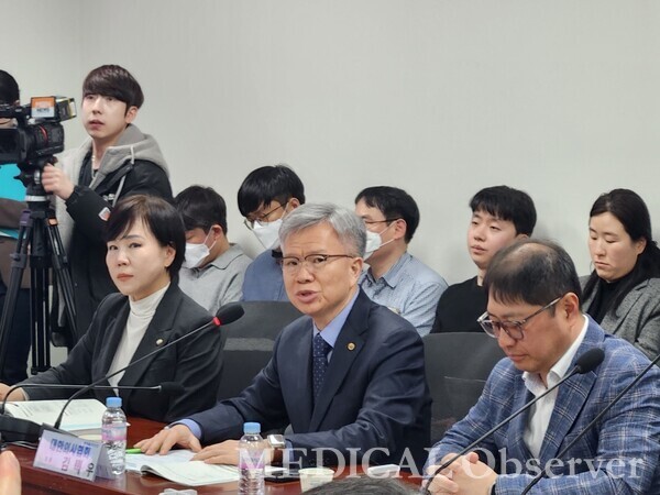 왼쪽부터 더불어민주당 전현희 의원, 대한의사협회 김택우 회장, 병원협회 서인석 보험이사