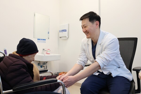 ▲중앙대광명병원 순환기내과 조준환 교수(우측)와 환자 A씨(좌측).