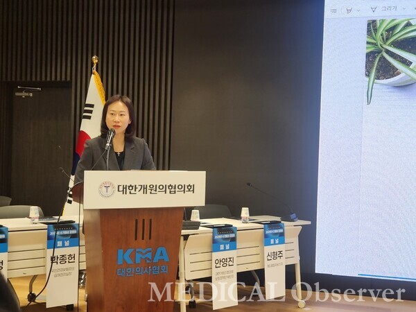 대한의사협회 의료정책연구원 김계현 연구부장이 22일 '2026년 수가협상 공청회'에서 발표하고 있다.
