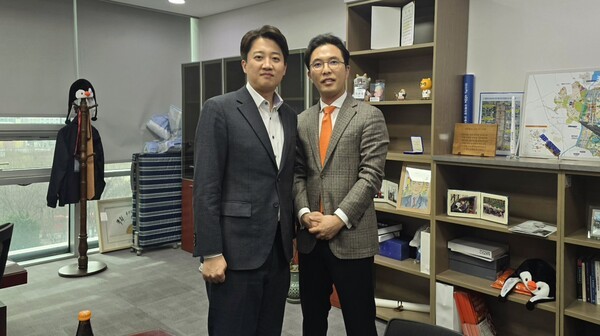 성남시의사회 김경태 회장과 개혁신당 이준석 의원은 25일 면담하고, 의대생 대규모 제적 위기 및 메디스태프 폐쇄 심의에 대해 의견을 교환했다.