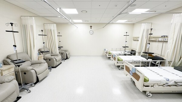 ▲가톨릭대 은평성모병원 암센터가 항암 치료를 위한 항암주사실 전용 병상을 확충했다. 