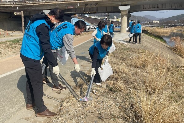 건강보험심사평가원 전북본부는 지난 26일 환경정화 활동 및 전통시장 장보기 캠페인을 진행했다.