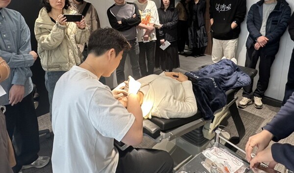 유기웅 메이린의원 잠실롯데호텔점 원장이 딥 트레이닝 워크숍 참여 의료진들에게 라이브 시연을 선보이고 있다.