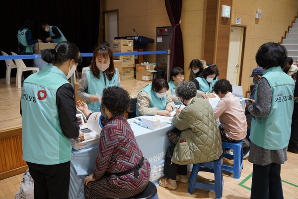 국민건강보험공단 하늘반창고 봉사단과 일산병원 의료진이 27~28일 재난지역 이재민을 찾아 진료봉사 및  세탁 서비스를 지원했다.