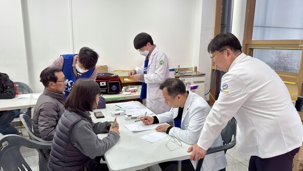 전라남도의사회가 지난 29일부터 경북 청송군 청송국민체육센터에서 산불 이재민을 위한 의료지원 활동을 펼치고 있다.