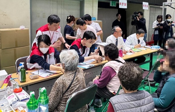 대한의사협회가 안동체육관에서 '긴급재난의료지원단'을 운영하며 산불 재난 피해자와 공무원들의 건강을 돌보고 있다.