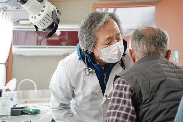 국민건강보험공단 정기석 이사장이 지난 4일 산불피해지역인 경북 안동시 길안면을 찾아 산불 피해 주민을 대상으로 진료봉사를 하고 있다.