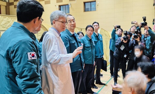 대한의사협회 긴급재난의료지원단이 꾸려진 경북 안동체육관에서 지난 2일 의협 김태우 회장과 한덕수 국무총리가 만나 피해주민 의료지원에 대한 의견을 나눴다.