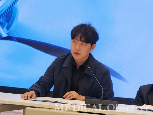 대한의사협회 김민수 정책이사가 10일 의협회관에서 브리핑을 갖고 국방부 훈령개정에 대해 헌법소원심판을 청구했다고 밝혔다.