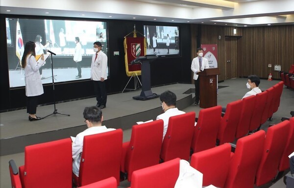 고려대학교 의대 본과 3학년생들이 병원 임상실습을 나가기에 앞서 선서하고 있다. (출처 : 고려대학교 의과대학 페이스북 )