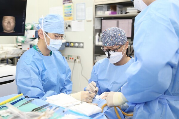 서울아산병원 사호석 교수(안과)가 안과골절 수술을 집도하고 있다.