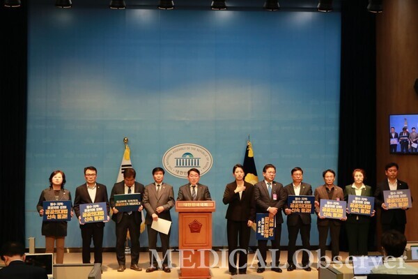 전북특별자치도의회 공공의대 유치지원 특별위원회와 남원시의회, 더불어민주당 박희승 의원이 지난 15일 오후 국회 소통관에서 기자회견을 갖고 공공의대법 통과를 촉구했다.