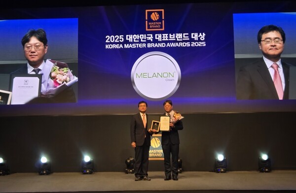 2025 대한민국 대표브랜드 대상 시상식에서 동아에스티 최수원 상무(오른쪽)와 동아닷컴 신석호 대표가 기념 사진을 촬영하고 있다.