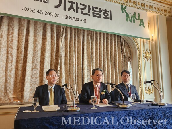 한국초음파학회는 20일 소공동 롯데호텔에서 제13회 춘계학술대회 기념 기자간담회를 가졌다. 왼쪽부터 이정용 이사장, 신중호 회장, 송민섭 공보이사