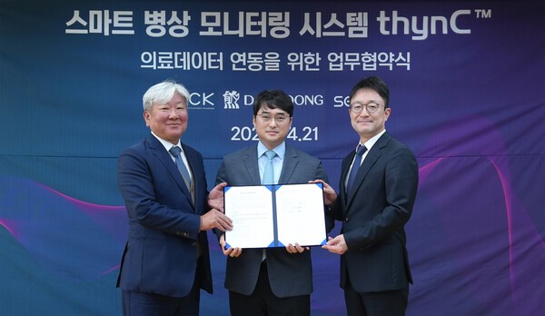 (왼쪽부터)조선주 ACK 대표, 이창재 대웅제약 대표, 이영신 씨어스테크놀로지 대표가 업무협약을 체결하고 기념 촬영을 하고 있다.