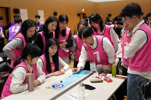 대웅제약 신입 인턴들이 팀빌딩 과제를 진행하고 있다.