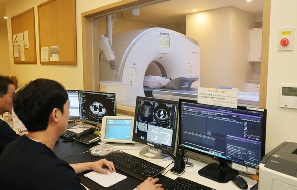 가천대 길병원에서 환자가 CT를 촬영하고 있다.