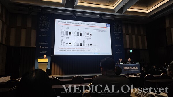 ▲가톨릭대 은평성모병원 이정민 교수는 1~3일 그랜드워커힐에서 열린 대한내분비학회 국제학술대회(SICEM 2025)에서 'Low serum 25-hydroxyvitamin D as a risk factor for frailty in older men: a Korean nationwide study'를 주제로 발표했다.