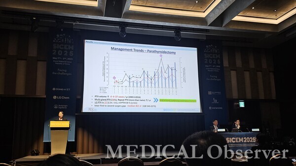 ▲고대 안암병원 김경진 교수는 1~3일 그랜드워커힐에서 열린 대한내분비학회 국제학술대회(SICEM 2025)에서 'Clinical characteristics and treatment patterns in MEN1-associated primary hyperparathyroidism: a nationwide cohort study'을 주제로 발표했다.