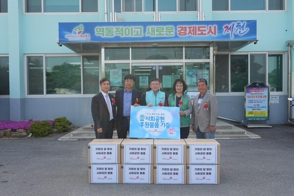 국민건강보험공단 인재개발원 이상열 원장(사진 중앙)은 8일 가정의 달을 맞이해 지역사회 어려운 이웃을 위해 사회공헌 활동을 실시했다.