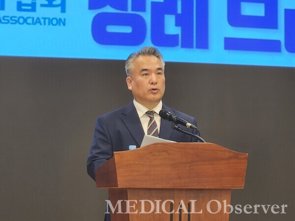 대한의사협회 김성근 대변인이 16일 의협회관에서 정례브리핑을 갖고, 교육부가 대학과 의대생을 겁박하고 있다고 비판했다.