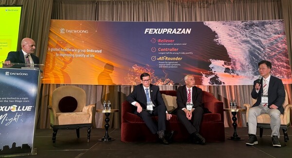 '펙수클루의 밤' 심포지엄에 참석한 마이클 배지 교수(왼쪽부터), 호세 마리아 레메스 트로체 교수, 아놀드 리켈메 교수, 김도훈 교수.